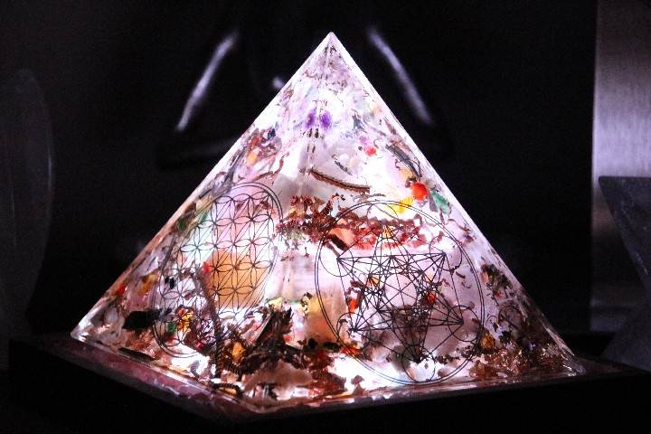 Orgonit Lampe Pyramide RGB LED mit der Heiligen Geometrie XL